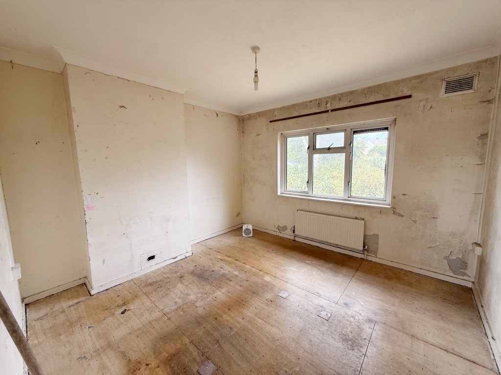 Lot: 75 - FLAT IN NEED OF IMPROVEMENT - Bedroom in Flat in Need of Improvement